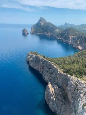 Picturesque Körfezi ve Rocky Kıyı Koyu, Deniz ve Dağları Panoraması