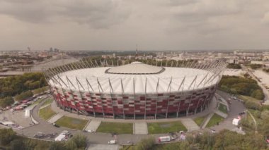 Varşova Polonya 'daki Ulusal Stadyumun hava görüntüsü bulutlu bir günde insansız hava aracı tarafından görüntülendi spor salonu ve şehir manzarası sergilendi.