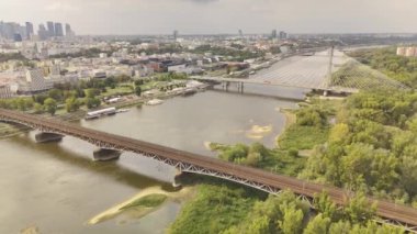 Vistula Nehri üzerindeki Varşova Skyline ve Köprüleri Hava Görüntüsü Günbatımında Yakalandı