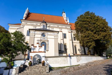 Barok mimarisinin güzelliğini keşfetmek için bu tarihi kilisede kırmızı kiremitli çatı, beyaz cephe ve karmaşık detaylar bulunur. Tarih ve mimarlık meraklıları için mükemmel..