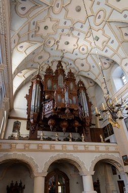 Karmaşık ahşap oymaları ve kilise ortamında dekoratif unsurları olan bir Barok boru orgu görkemine hayran olun. Müzik aletleri ve mimari güzellikle ilgilenenler için mükemmel..