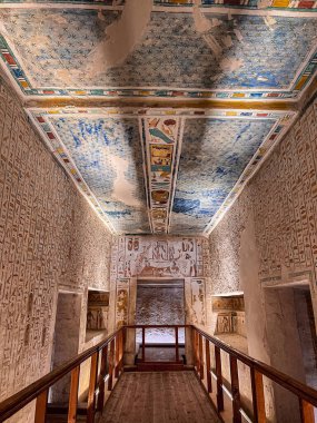 Ölümden sonraki yaşamı resmeden canlı duvar resimleriyle süslenmiş eski bir Mısır mezarının içinde nefes kesici bir manzara. Karmaşık hiyeroglifler ve göksel betimlemeler antik Mısır 'ın zengin tarihi ve mitolojisine bir bakış sunuyor. Kusursuz