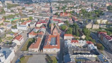 Renkli binaları, görkemli bir kilisesi ve kaldırımlı caddeleri olan büyüleyici, eski bir kasaba meydanının nefes kesici manzarası. Seyahat, turizm ve tarihi projeler için mükemmel..