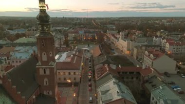 Yüksek bir kilise kulesinin hakim olduğu büyüleyici bir Avrupa şehir meydanı manzarası. Görüntü, tarihi mimarinin ve kentsel planlamanın güzelliğini yansıtıyor. Seyahat, turizm ve kentsel fotoğrafçılık projeleri için mükemmel..
