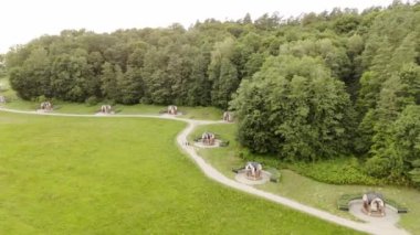 Kiliseleri ve yemyeşil otlakları olan bir hac yolunun havadan görünüşü