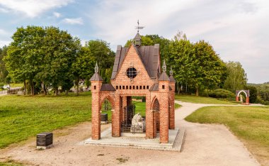Etrafı yemyeşil çayırlar ve sık ağaçlarla çevrili, dolambaçlı bir yol boyunca dizilmiş küçük şapelleri olan sakin bir hac yolunun insansız hava aracı görüntüleri. Bu huzurlu yer, doğanın ve ruhaniliğin uyumunu vurguluyor. Huzurlu bir ortam sunuyor.