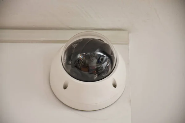 安保摄像系统 闭路电视摄像机安装在室内墙上 — 图库照片