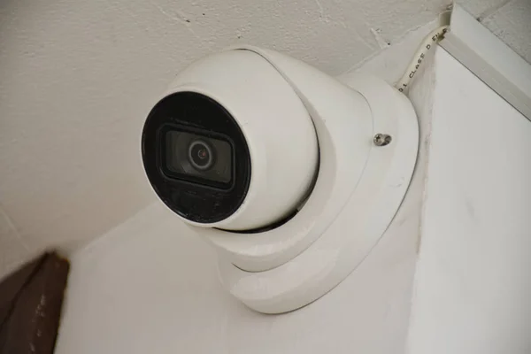 安保摄像系统 闭路电视摄像机安装在室内墙上 — 图库照片