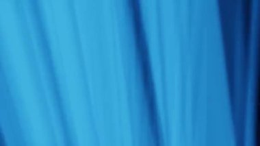 Bir lazer projektöründen mavi sahne yıkama ışıkları