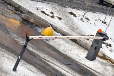 Konut kompleksinin avlusundaki bariyer.