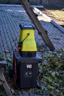 Bahçe işlerinde sonbahar çalışması, budama ve kırma dalları, odun, öğütücü ve samanlıkta