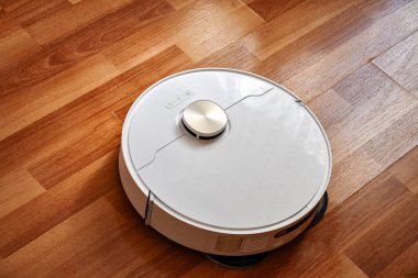 Robot elektrikli süpürge daireyi temizliyor.