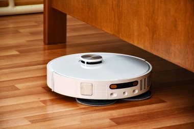 Robot elektrikli süpürge daireyi temizliyor.
