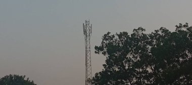 Endonezya 'da Elektrik Kutupları, Gökyüzü ve Ağaçların Güzel Arkaplanı