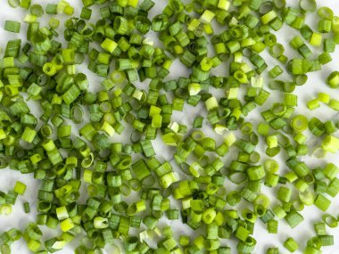 Doğranmış Yeşil Soğan veya Soğan Bir Tezgahın Üzerine Dağılın