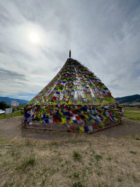 Arlee, Montana, Amerika Birleşik Devletleri 'ndeki Bin Buda' nın Bahçesi 'ndeki Dua Bayrağı Tepesi' ni kapatın.