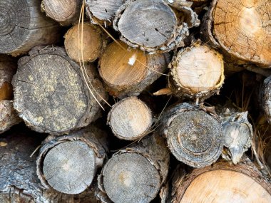 Yakacak odun yığınını sonuna kadar kapatın.