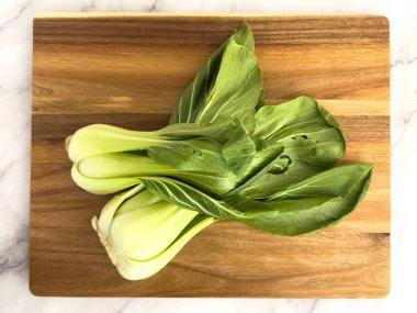 Organik Bebek Bok Choy yukarıdan kesme tahtasında