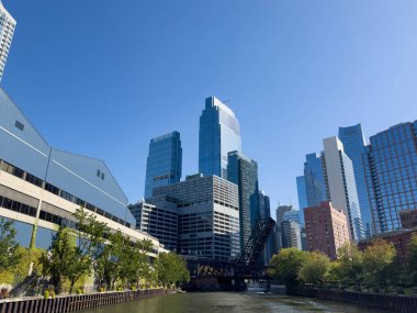Bir nehir teknesinden Chicago Skyline