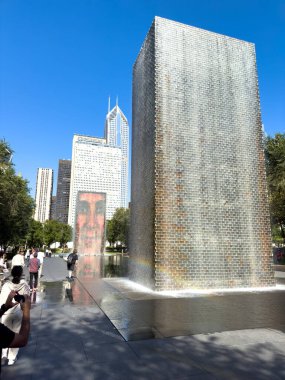 Chicago 'da Sıcak Sonbahar Gününde Crown Fountain
