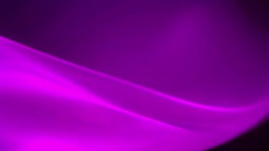 Siyah eğimli arkaplanda soyut mor renk