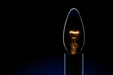 Tungsten filamanlı ampul karanlıkta yanıyor