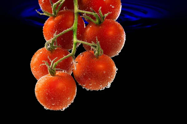 Tomates Cereja Mergulho Água Coberto Bolhas Água — Fotografia de Stock