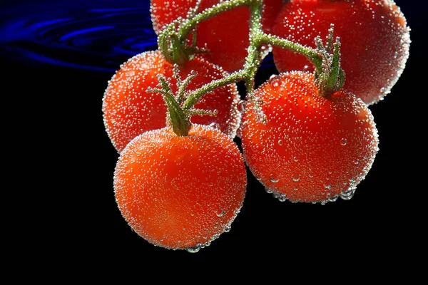 Pomidory Wiśnia Nurkowanie Wodzie Pokryte Pęcherzyki Wodne — Zdjęcie stockowe