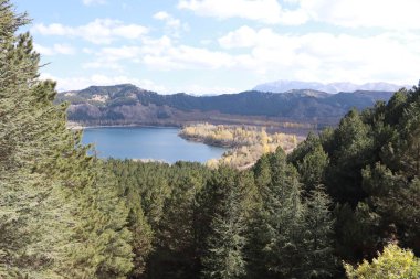 Dağlardaki güzel göl manzarası