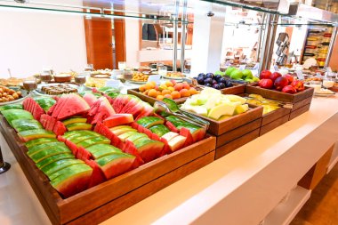 Restorandaki tezgahta farklı yemekler.