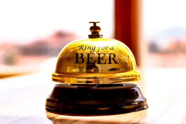 Yakın plan - boş bir bira bardağının resmi ve üzerinde 