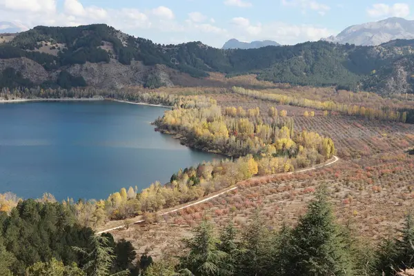 Güzel göl manzarası