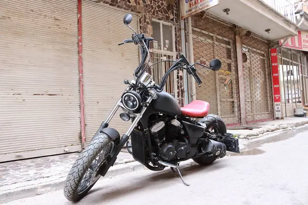 Motosiklet sokağa park edilmiş.