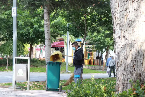 Sırt çantalı genç adam, salgın, virüs, bakteri, baca, maske