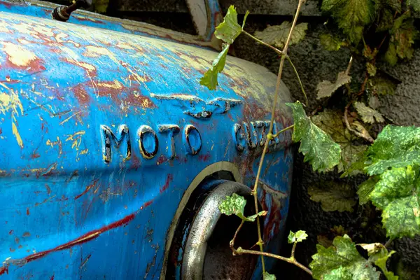 Eski mavi motosiklet. Yakın çekim.