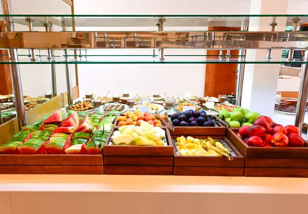 Tahta bir rafta taze meyve