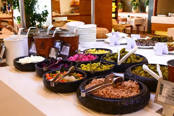 Lüks oteldeki yemek masası.