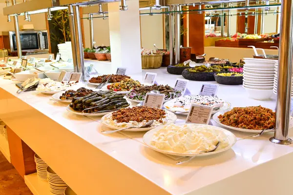 Otelde yemek servisi.