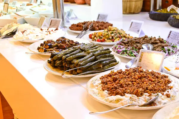 Geleneksel Türk yemekleri masada.