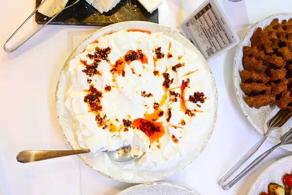 Kremalı ve çikolatalı Türk tatlısı.