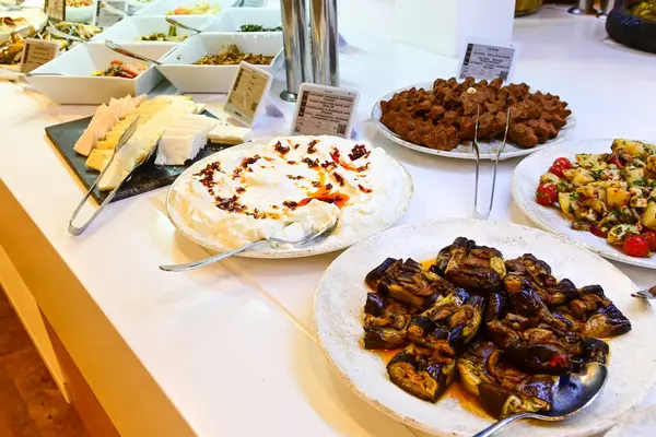 Lüks otelde açık büfe yemek..