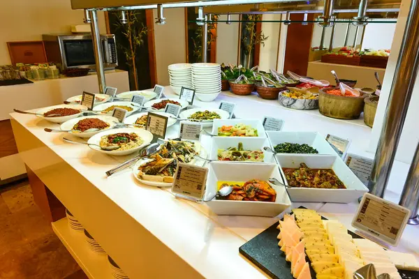 Yemek ve içeceklerle dolu büfe masası.