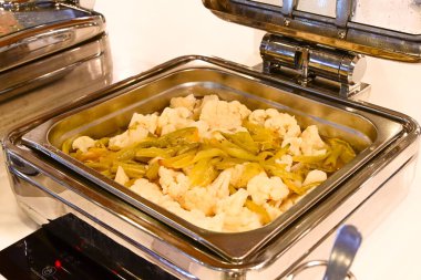 Tavada kızarmış balık.