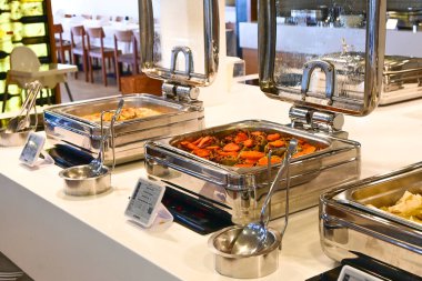 Bir sürü farklı yemek.