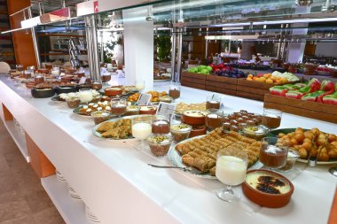 Bir sürü farklı yemeği olan büyük bir büfe.