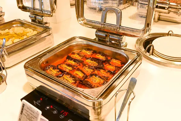 Büfe masasındaki yemeklerin yakın çekimi.