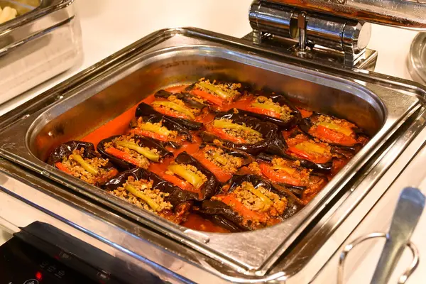 Fırının üstünde fırında patlıcan.