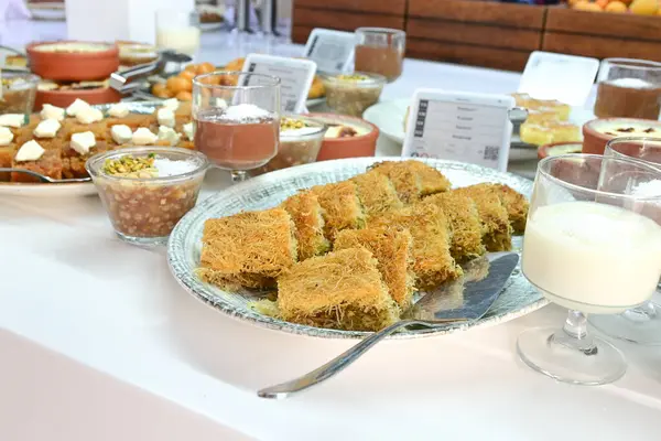 Türk ve Yunan Türk ramazanı özel alkollü masayı, ki. Uzo ve Türk ramazanı Türkçe 'de geleneksel bir ramazan yemeğidir.