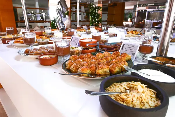 Otelde geleneksel Türk kahvaltısı