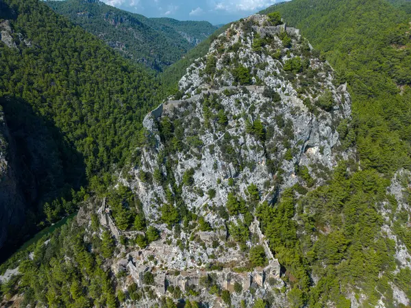 Dağlardaki dağ vadisi manzarası. yüksek kaliteli fotoğraf